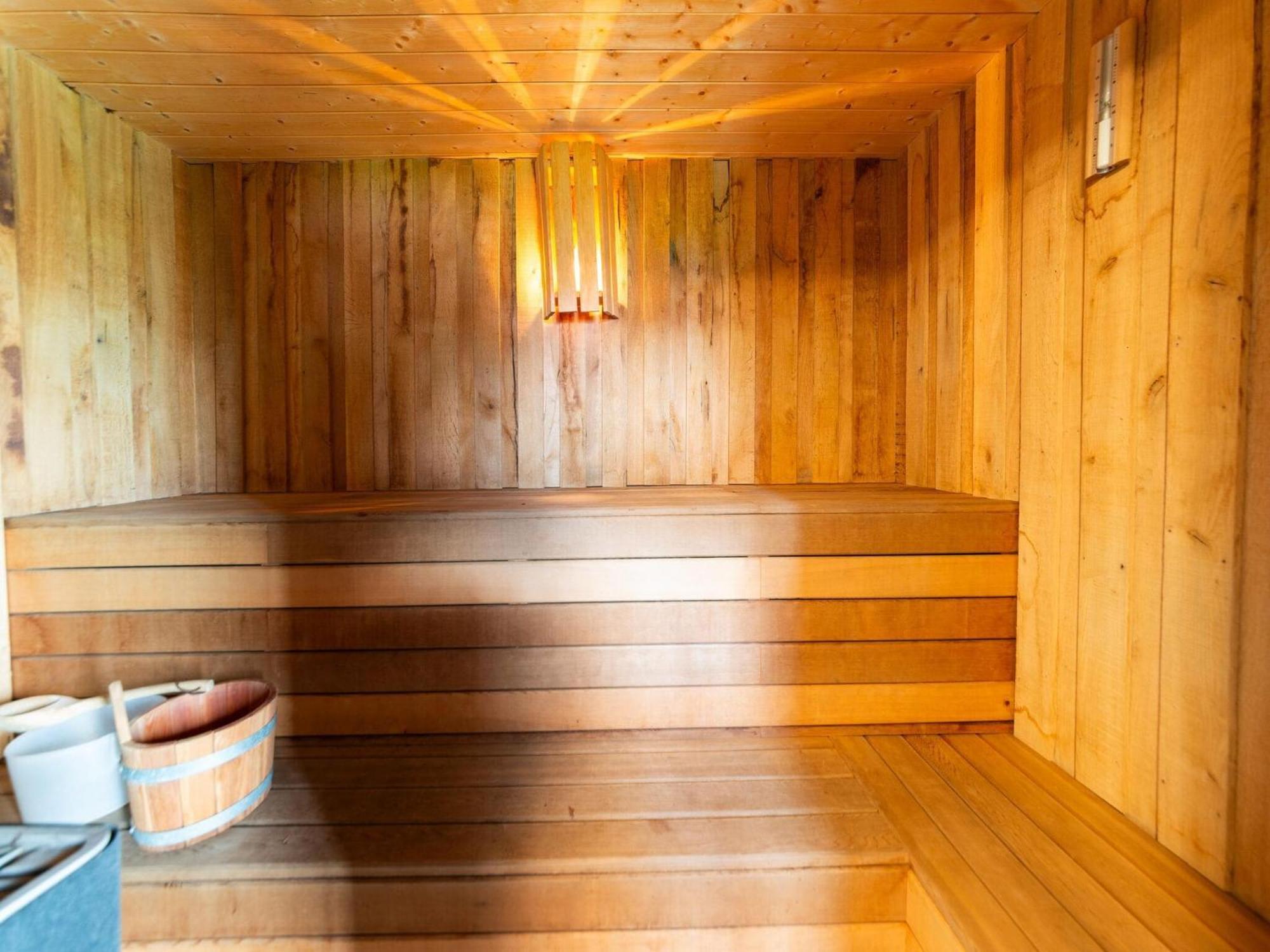 Lush Holiday Home With Bubble Bath And Sauna Heure エクステリア 写真